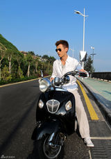 组图：《远大前程》是安帅气摩托车剧照显不羁