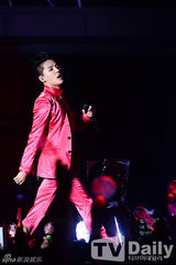 组图：JYJ金俊秀亮粉西装开唱 与女伴贴身辣舞