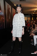 组图：林莉压轴走秀真空上阵 示范苗族服饰