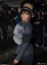 组图：蕾哈娜巴黎造型盘点 皮革蕾丝皮草瞎人眼