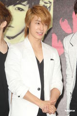 组图：SJ-M台北签唱会 兄弟情深互喂台湾小吃