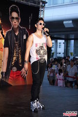 组图：吴建豪帅气亮相大秀舞技 墨镜遮面心情好