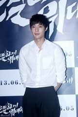 组图：裴勇俊捧场韩片首映 金贤重宋仲基齐亮相