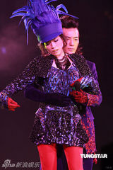 高清组图：郑伊健演唱会 舒淇登台与其热吻