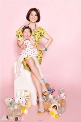 组图：李湘携爱女拍杂志 小公主表情搞怪惹人爱