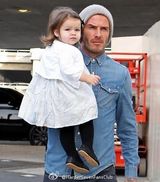 组图：贝克汉姆全家现身机场 小七嘟嘴卖萌