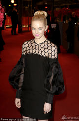 组图：《克鲁德一家》首映 凯奇携妻恩爱亮相