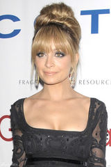 组图：妮可-里奇黑裙亮相复古优雅