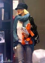 幻灯图集：克里斯蒂娜有惊无险 撞车后依旧购物