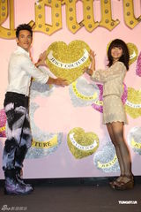 组图：阿Sa清秀出席发布会 笑容满面避提感情问题