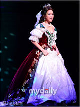 组图：金俊秀眼线妆帅气亮相《伊丽莎白》首演