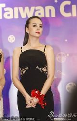 组图：隋棠亮相釜山秀性感 张榕容露背裙争艳