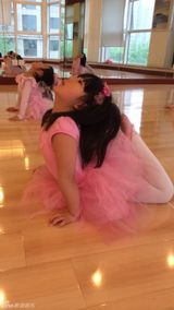 组图：王诗龄学跳舞做高难度动作 粉嘟嘟惹人爱