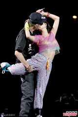 组图：人妻关颖后体位骚夹热狗 嘟嘴激吻