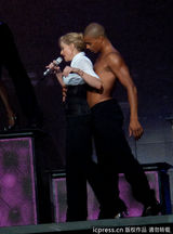 组图：麦当娜上演限制级 边跳边脱蹭猛男