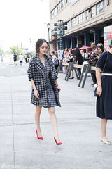 组图：杨幂纽约时装周首秀获赞 温婉优雅小女人