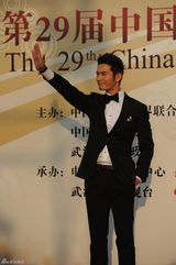 组图：金鸡百花闭幕礼红毯 女星争奇斗艳