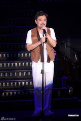 组图：陈升连续17年跨年开唱 蓄须纪念母亲收敛幽默