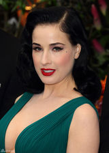 组图：黛塔-范-提斯深V长裙露完美胸线