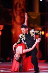 组图：舞出我人生19日将播 郑少秋贴辣妹热舞