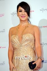 组图：大钟奖红毯严正花爆乳装抢镜