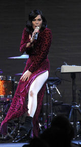 组图：杰西-J双开衩红裙PK凯莉-米洛