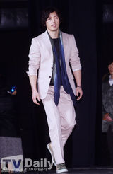 组图：韩星张赫赵宝儿挽手宣传新片《刺》