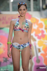 组图：Jessica C比基尼秀美胸俏臀 自曝找到新对象