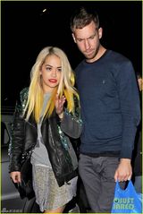 瑞塔-奥拉与型男DJ牵手 小鸟依人幸福浅笑(图)