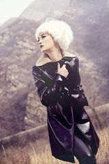 组图：唐于鸿白发写真曝光 孤傲冷峻显大牌风范 