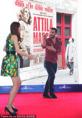 组图：法国男星纪尧姆-古依转晕女主持人