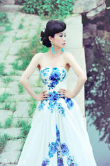 组图：芙蓉姐姐青花瓷玩中国风 重回清华园摆POSE