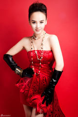 组图：小王晶红裙写真 一颦一笑灵动优雅