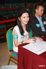 组图：冼色丽活动现场性感调酒