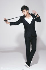 组图：叶祖新曝光写真尽显绅士魅力