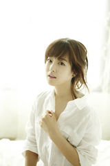 高清组图：朴宝英大衬衫性感写真 不失清纯美