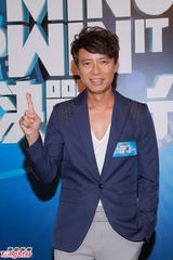 组图：李克勤回无线主持《决战一分钟》