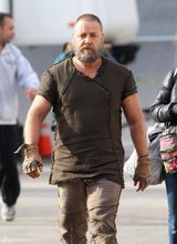 组图：罗素-克劳与艾玛-沃森现身《诺亚》片场