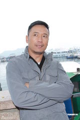 组图：苗侨伟新剧开放探班 称艺人吸毒减压是借口