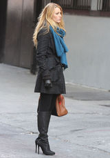 高清组图：布莱克-弗莱利街拍LOOK大衣围巾保暖