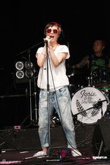 组图：何超仪推新EP携团开唱 感谢老板陈冠希支持