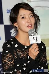 组图：韩片《斗魂》试映 金善雅透视装亮相大笑