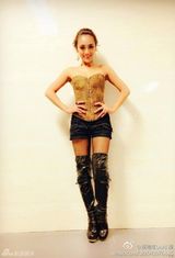 组图：好声音台妹性感私照流出 紧身装丰满酥胸