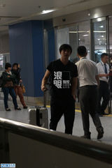 组图：李晟李佳航机场亲密牵手同行 恋情曝光