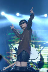 组图：李宇春上海开唱遭男舞者抱 父母首度现身