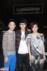 组图：黄贯中享受照顾爱女 携手方大同秀吉他