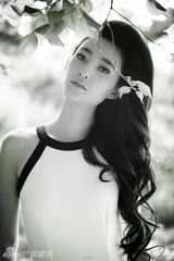 组图：王丽坤灰白大片享受独自旅行