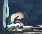 幻灯：贝克汉姆彪悍驾车儿子兴奋大笑 爱妻对镜梳妆