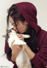 赵丽颖与喵星人拍杂志 温情演绎宠物情缘