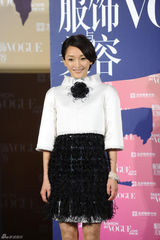 组图：周迅俏皮亮相VOGUE盛典 黑白配温暖深秋